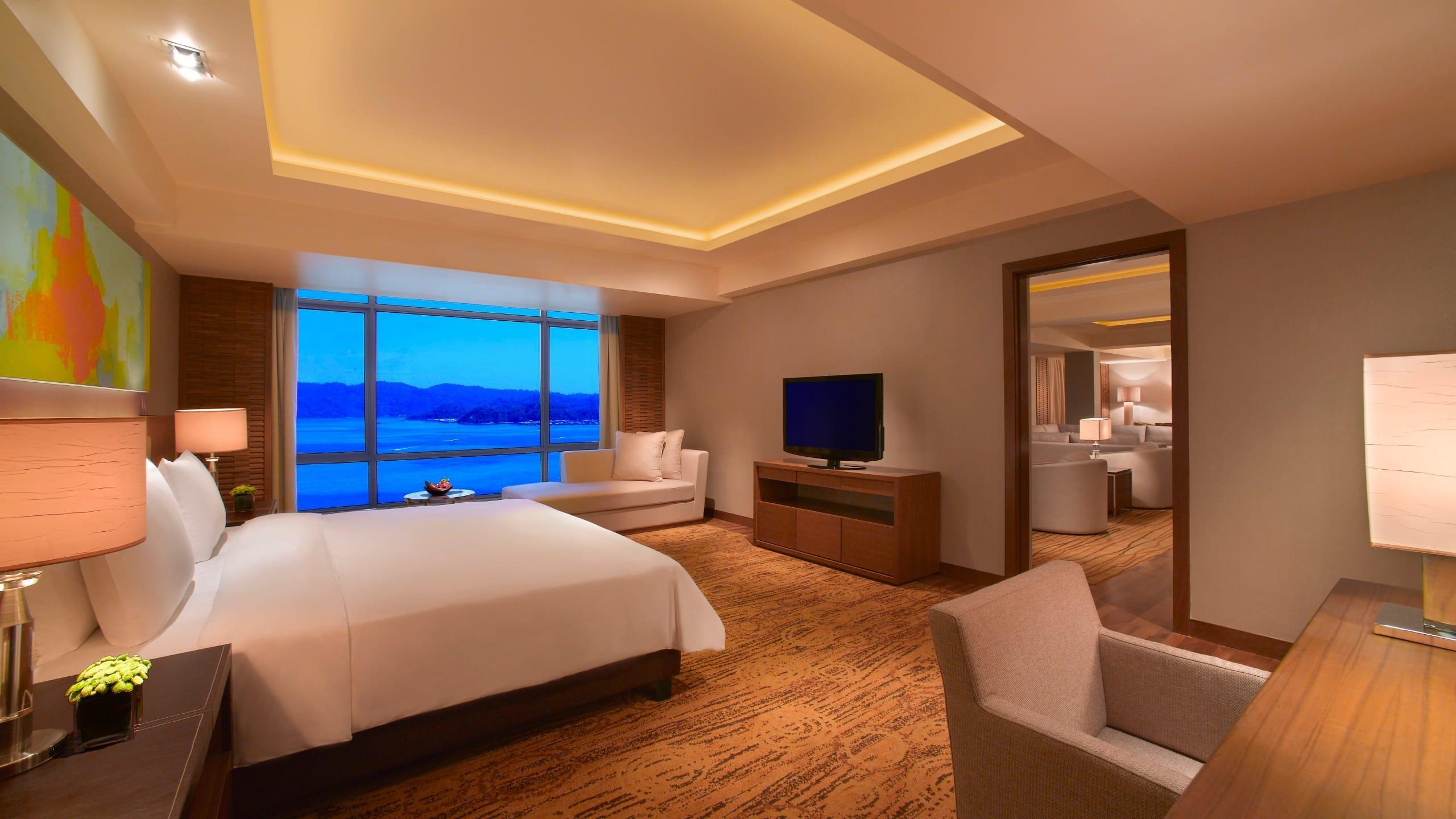 Hyatt Regency Kinabalu Hotel Kota Kinabalu Exterior photo A bedroom at the hotel