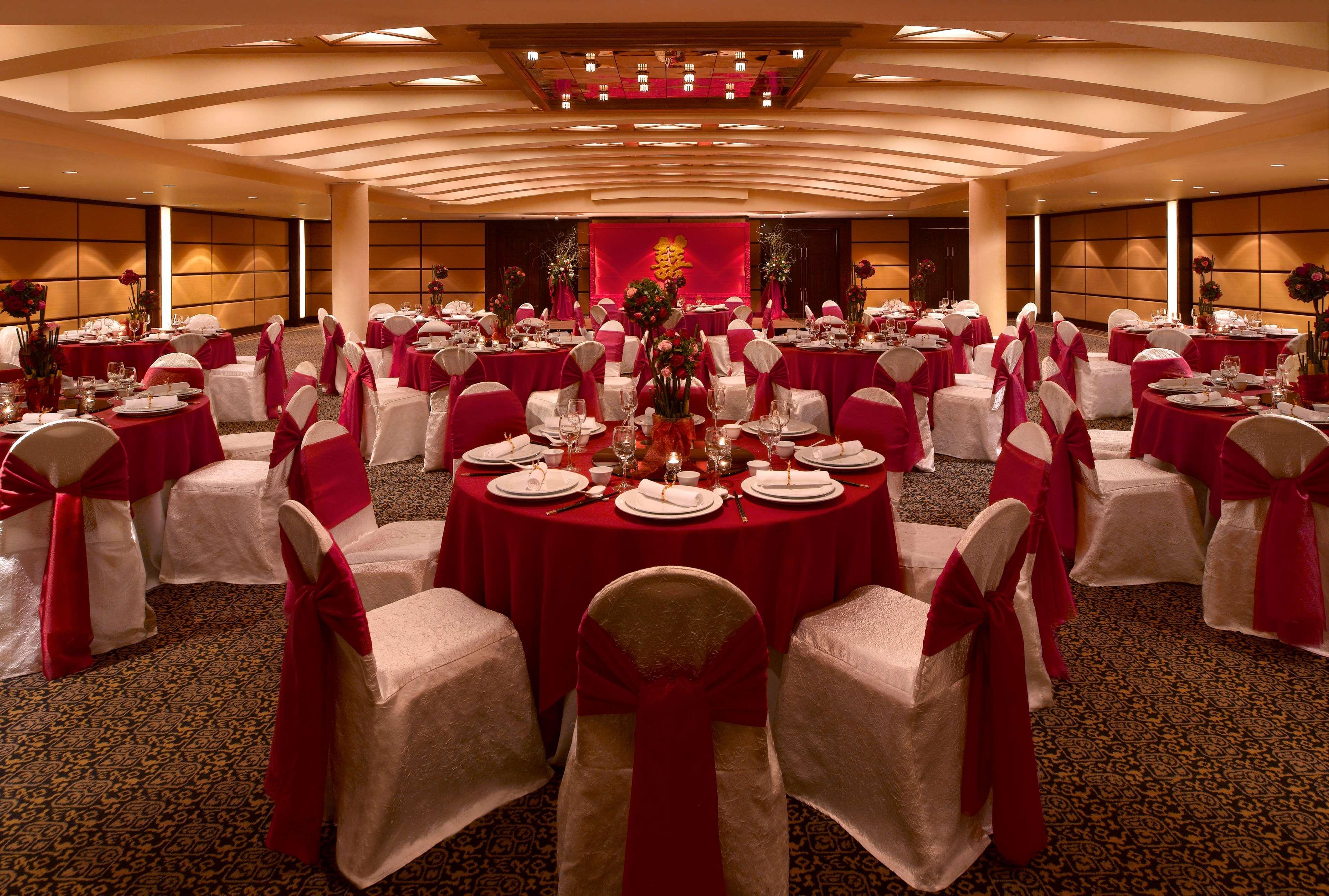 Hyatt Regency Kinabalu Hotel Kota Kinabalu Exterior photo A wedding reception at the Mandarin Oriental, Hong Kong
