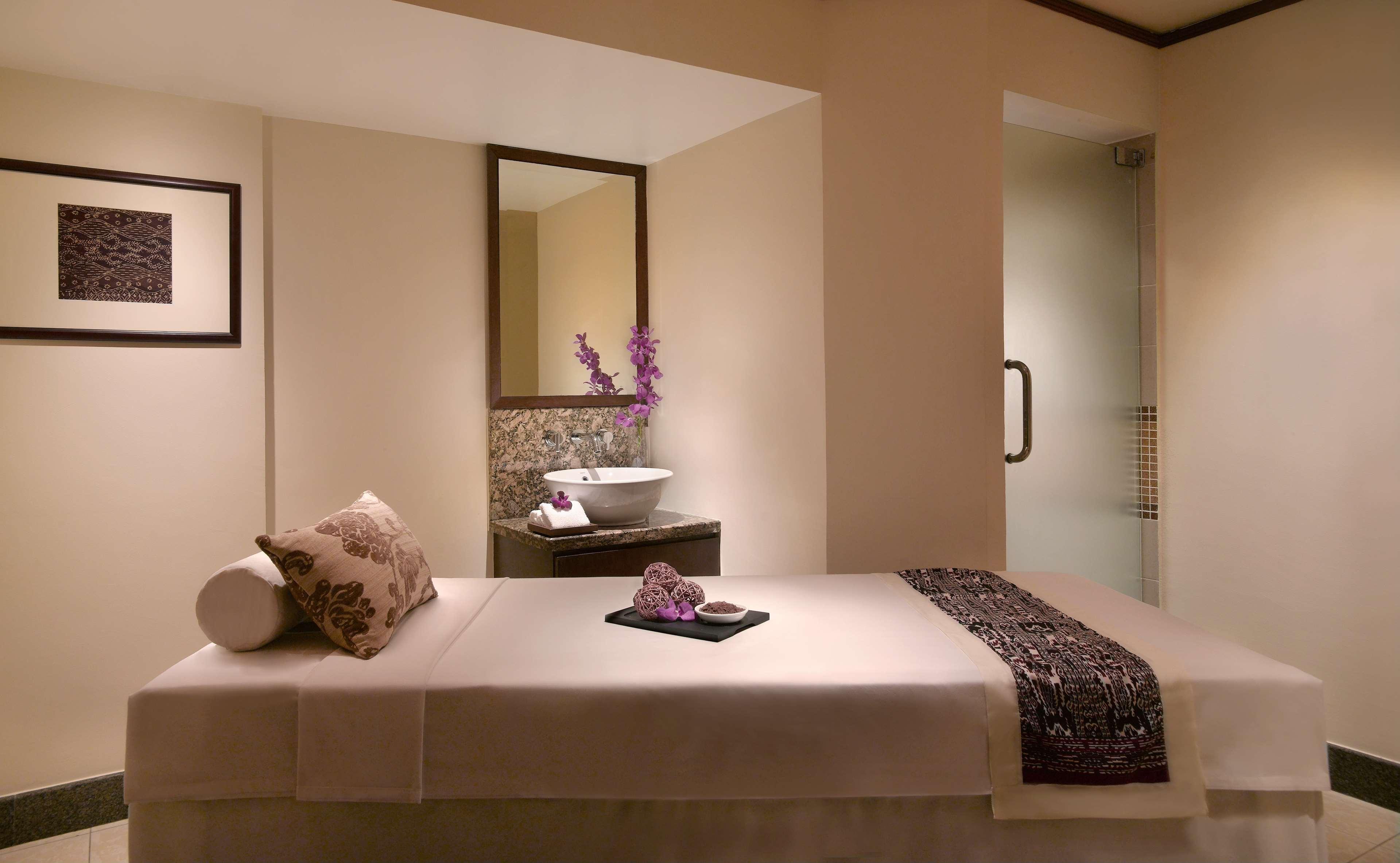 Hyatt Regency Kinabalu Hotel Kota Kinabalu Exterior photo A massage bed